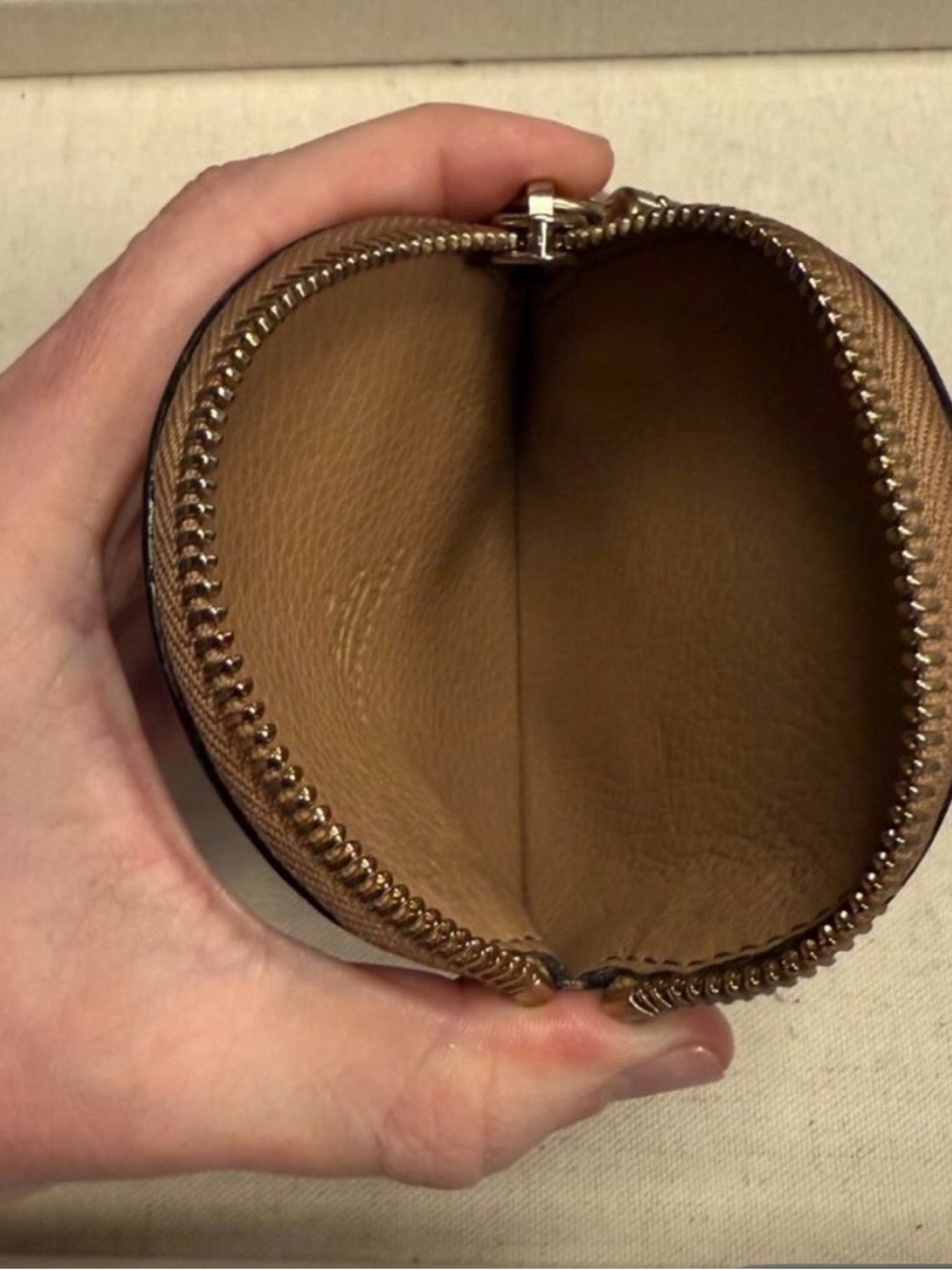Gucci Tan Leather GG Embossed Round Coin Pouch - Picture 4 of 9